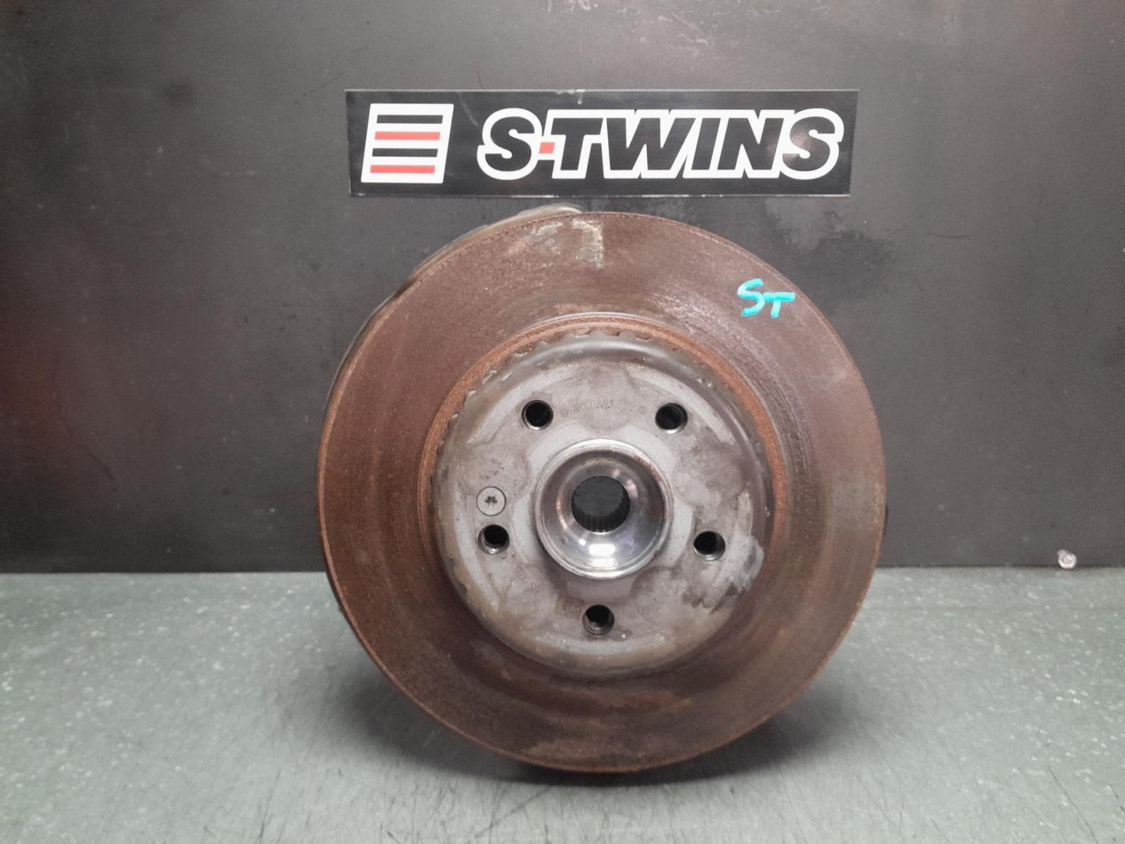 Used auto part listing image: 2016 MERCEDES C CLASS LEFT REAR HUB ASSEMBLY S205/W205, NON AMG, 08/14-09/21 0000354513