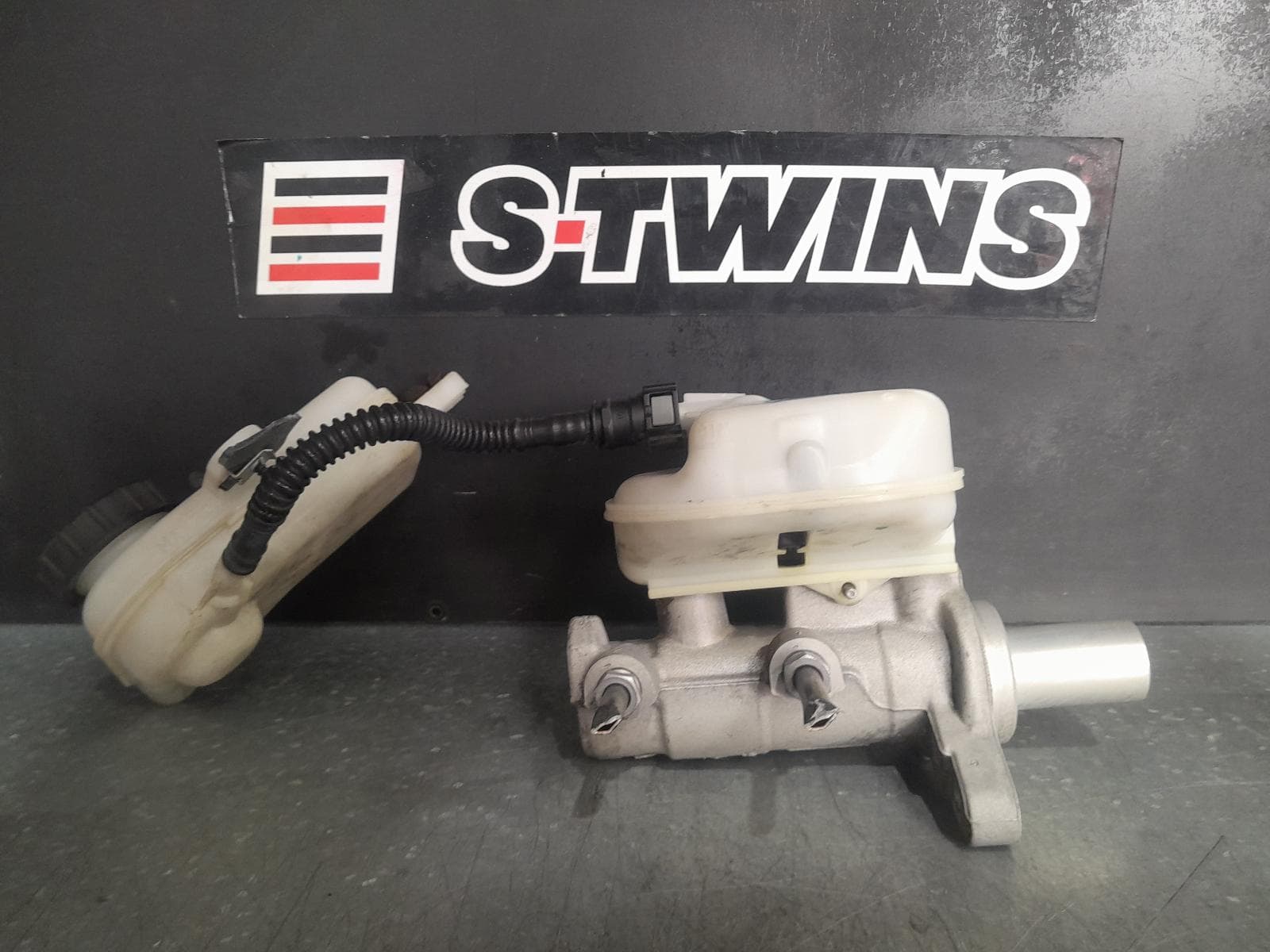 Used auto part listing image: 2017 FORD TRANSIT CUSTOM MASTER CYLINDER VN, 09/13-08/23 0000325493