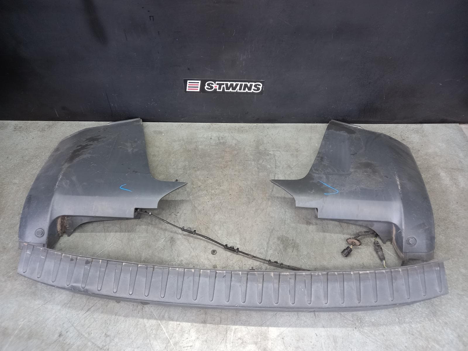 Used auto part listing image: 2017 FORD TRANSIT CUSTOM REAR BUMPER BUMPER BAR (3 PIECE), W/ PARK SENSOR TYPE, VN, 09/13-12/17 0000325501
