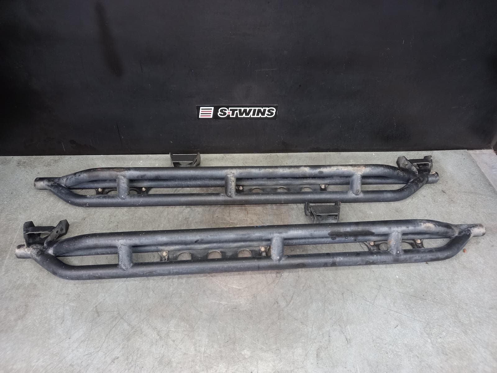 Used auto part listing image: 2013 JEEP WRANGLER SIDE STEP SKIRT JK, ASSY, 4DR TYPE, 03/07-07/18 0000323119