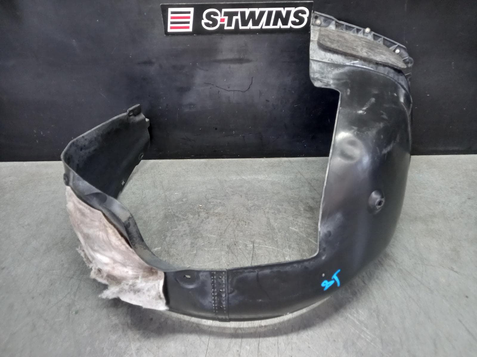 Used auto part listing image: 2018 HYUNDAI I30 RIGHT GUARD LINER FRONT, PD, HATCH (S. KOREA VIN KMHH), STANDARD TYPE, 03/17-07/20 0000354967