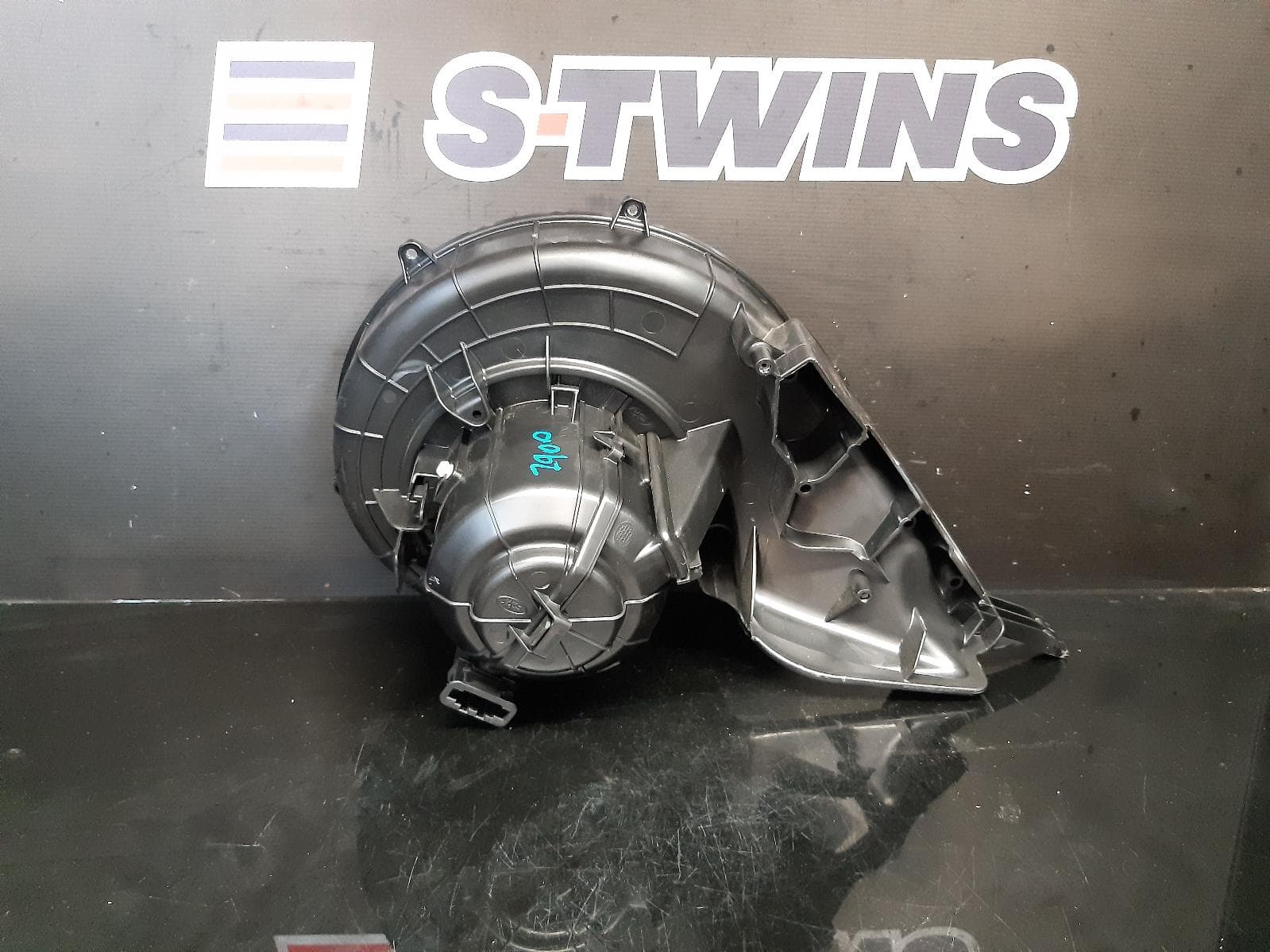 Used auto part listing image: 2017 LAND ROVER DISCOVERY SPORT HEATER FAN MOTOR L550, 01/15- 0000113153