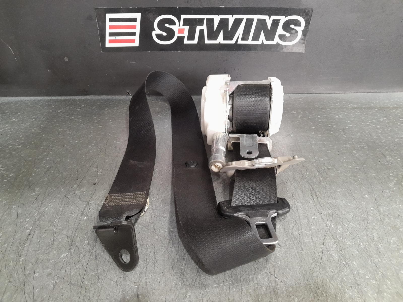 Used auto part listing image: 2016 TOYOTA KLUGER SEAT BELT STALK RH FRONT, SEAT BELT ONLY, GSU50-GSU55, 12/13-02/21 0000324327