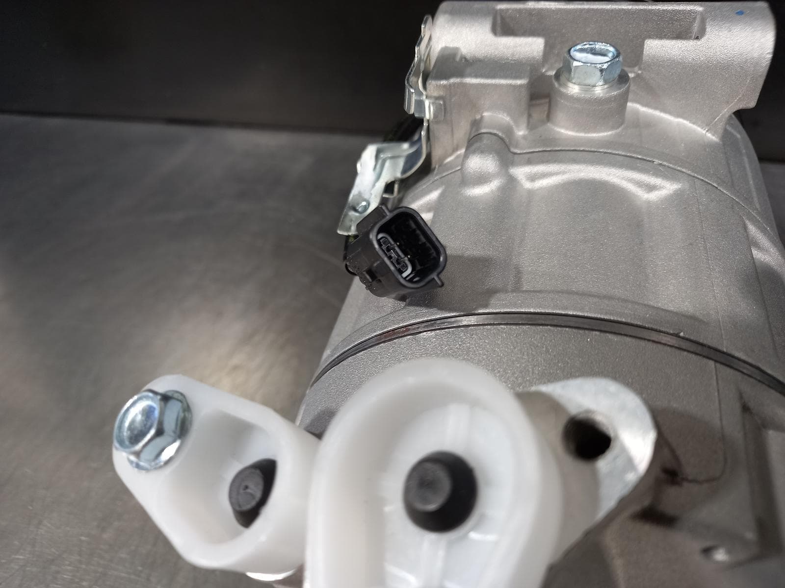 Used auto part listing image: NEW 2012 NISSAN XTRAIL A C COMPRESSOR T31, 2.0, PETROL, 1 PLUG TYPE, 07/10-12/13 0000297676