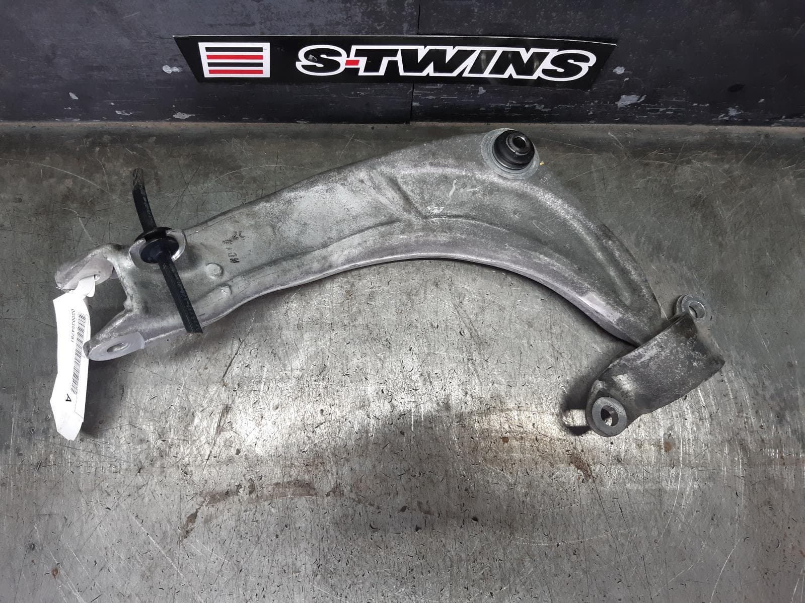 Used auto part listing image: 2012 HOLDEN COMMODORE LEFT REAR TRAILING ARM MAIN UPPER ARM-ALLOY, VE-VF, 09/10-12/17 0000354781