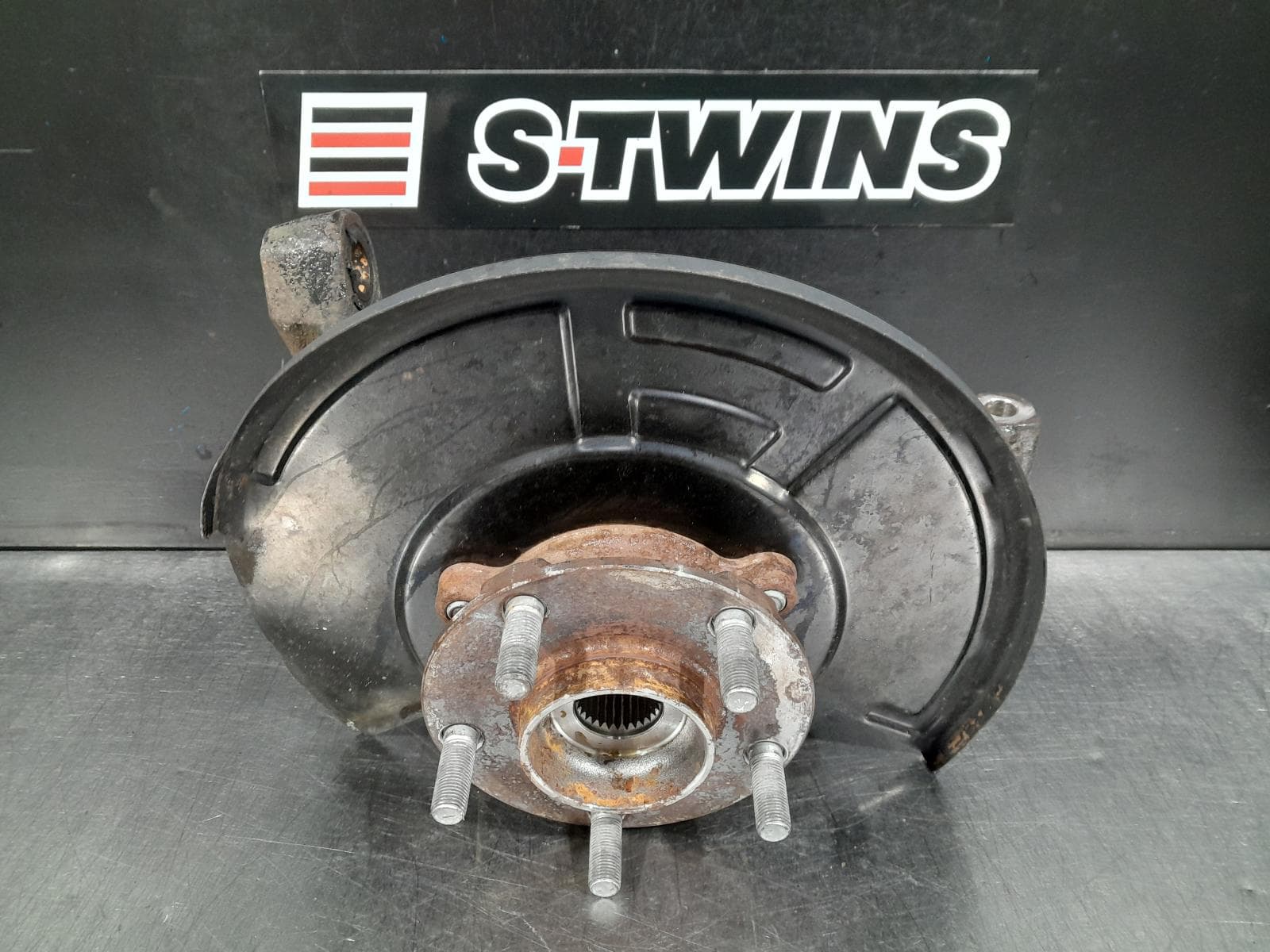 Used auto part listing image: 2011 NISSAN ELGRAND RIGHT FRONT HUB ASSEMBLY E52, 08/10- 0000261536