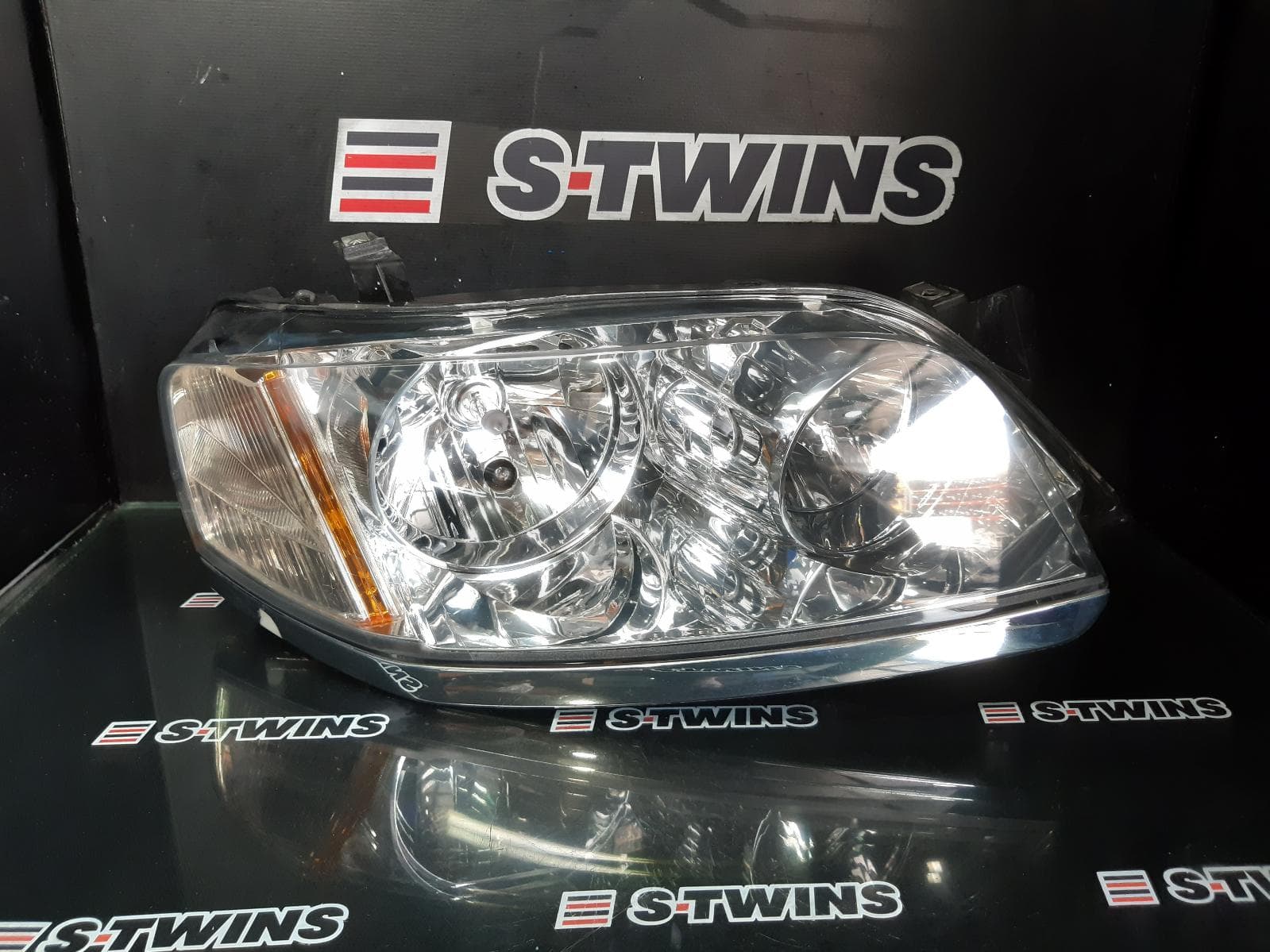 Used auto part listing image: 2010 FORD TERRITORY RIGHT HEADLAMP SY MKII, TS/GHIA/GHIA TURBO, CHROME INSERT TYPE, 05/09-04/11 0000252086