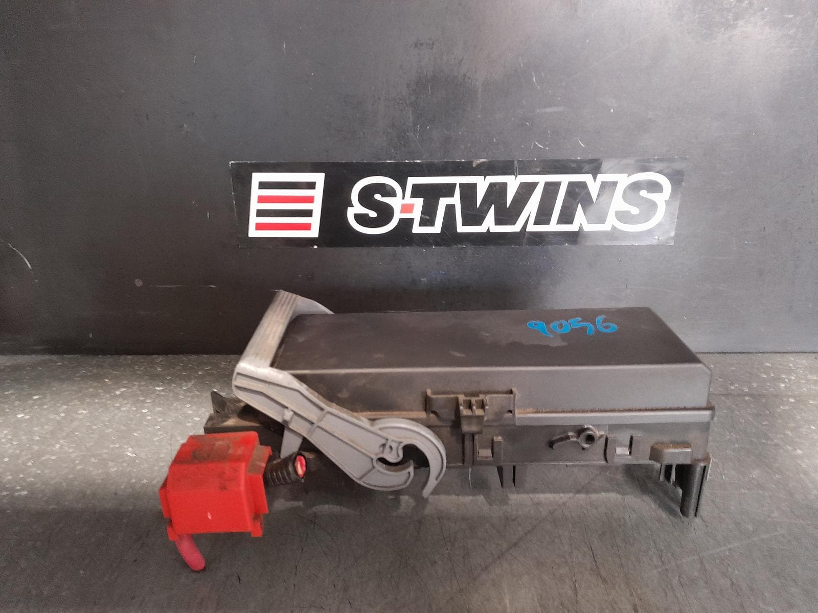 Used auto part listing image: 2013 DODGE JOURNEY FUSE BOX ENGINE BAY, PETROL, 3.6, JC, 07/11-12/16 0000343597