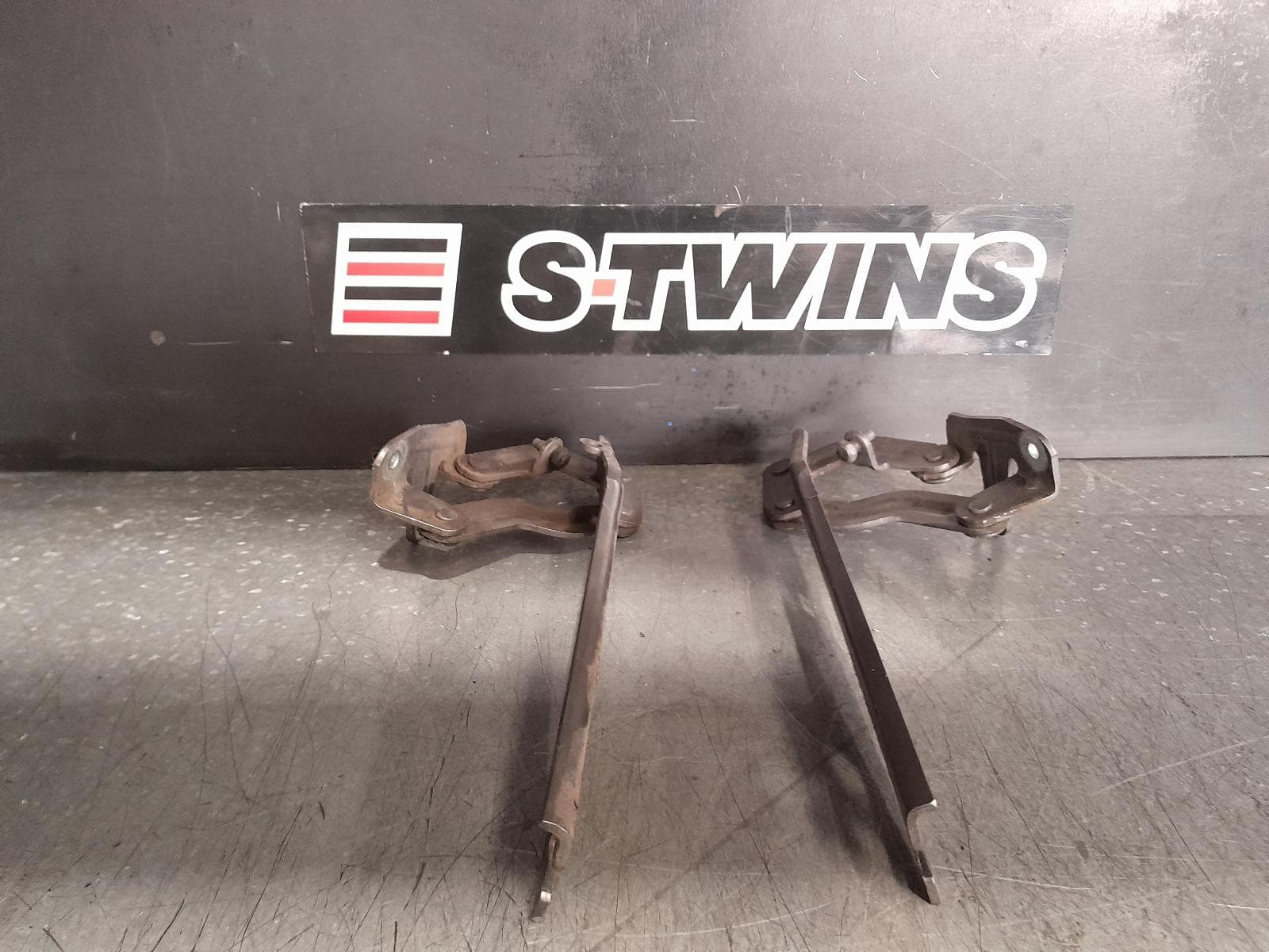 Used auto part listing image: 2013 DODGE JOURNEY BONNET HINGE STRUT HINGES (PAIR), JC, 05/08-12/16 0000343609