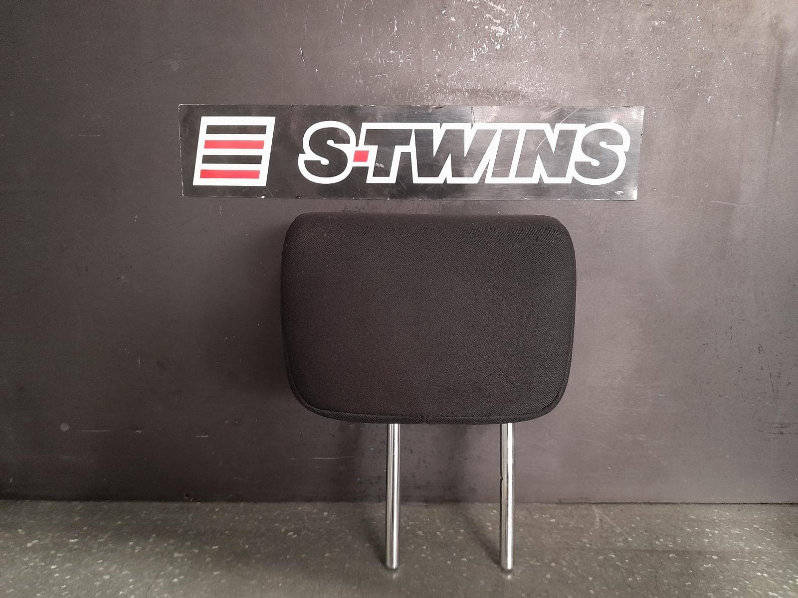 Used auto part listing image: 2018 TOYOTA YARIS HEADREST CENTRE REAR, XP130 SERIES, CLOTH, GREY, 10/11-12/19 0000343666