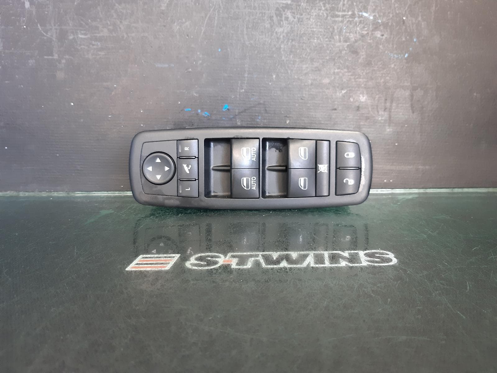 Used auto part listing image: 2011 CHRYSLER VOYAGER PWR DR WIND SWITCH RH FRONT (MASTER SWITCH), RT, 03/08-12/14 0000344306