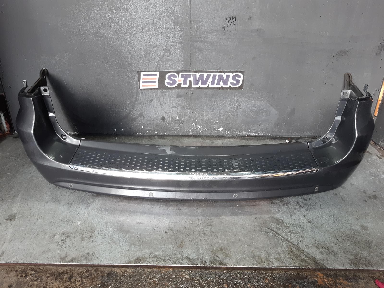 Used auto part listing image: 2011 CHRYSLER VOYAGER REAR BUMPER RT, LIMITED TYPE, 03/08-12/14 0000344090