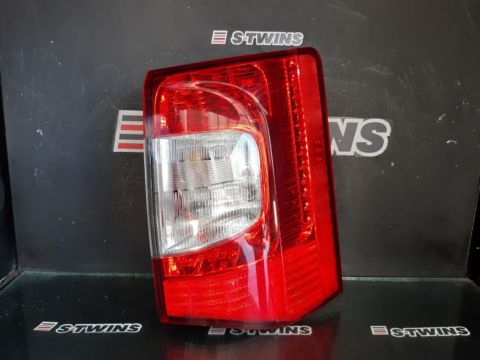Used auto part listing image: 2011 CHRYSLER VOYAGER RIGHT TAILLIGHT RT, 03/08-06/11 0000344310