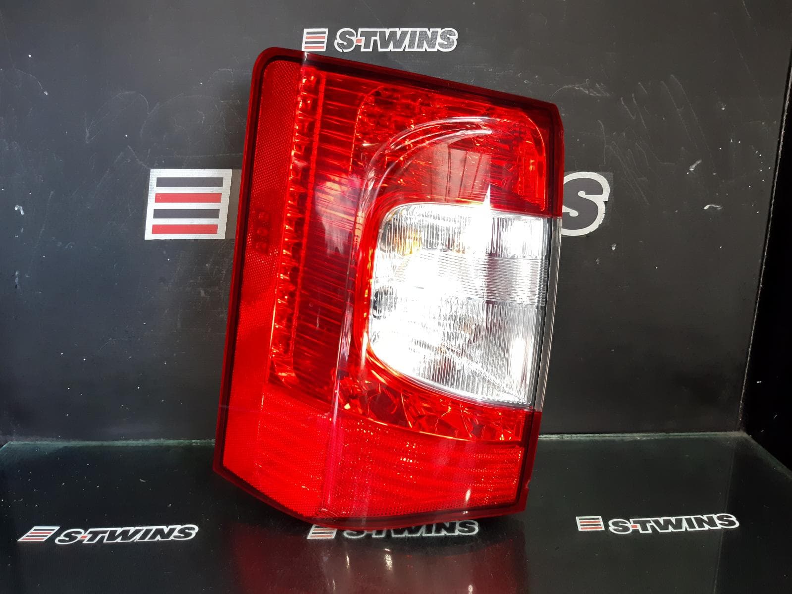 Used auto part listing image: 2011 CHRYSLER VOYAGER LEFT TAILLIGHT RT, 03/08-06/11 0000344311