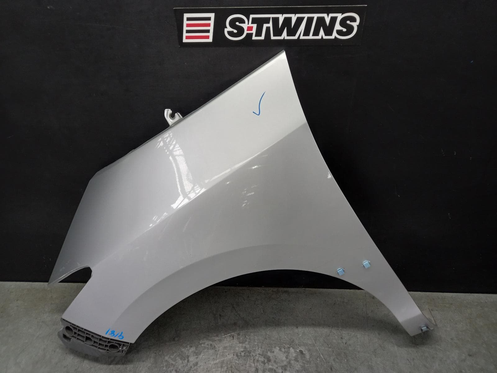 Used auto part listing image: 2014 TOYOTA ESTIMA LEFT GUARD XR50, AERAS, W/ MOULD TYPE, 05-19 (IMPORT) 0000353155