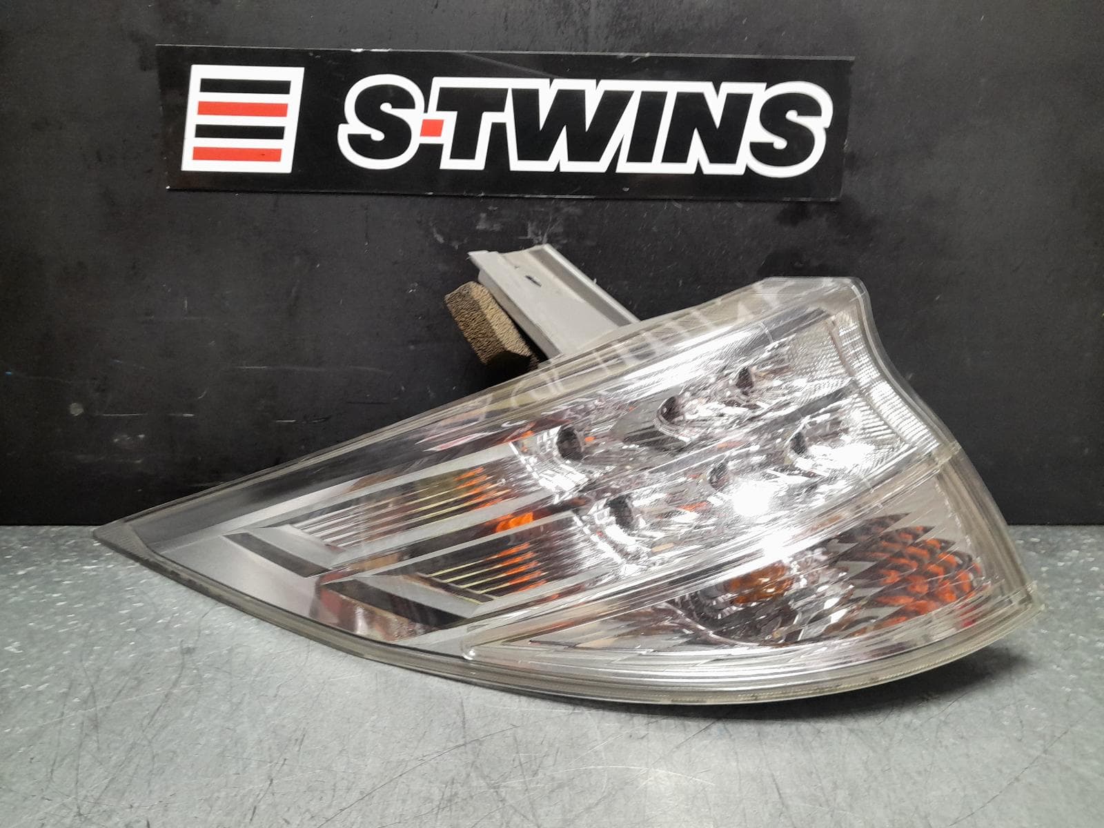 Used auto part listing image: 2014 TOYOTA ESTIMA LEFT TAILLIGHT XR50, CLEAR, LENS# 28-196, 05-19 (IMPORT) 0000353229