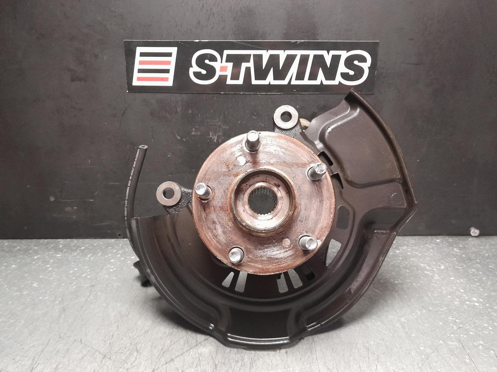 Used auto part listing image: 2014 TOYOTA ESTIMA RIGHT FRONT HUB ASSEMBLY XR50, 05-19 0000353230