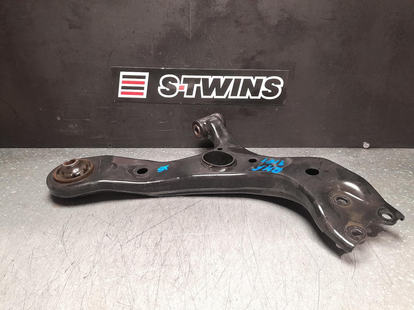 Used auto part listing image: 2014 TOYOTA ESTIMA RIGHT FRONT LOWER CONTROL ARM XR50, 05-19 0000353232