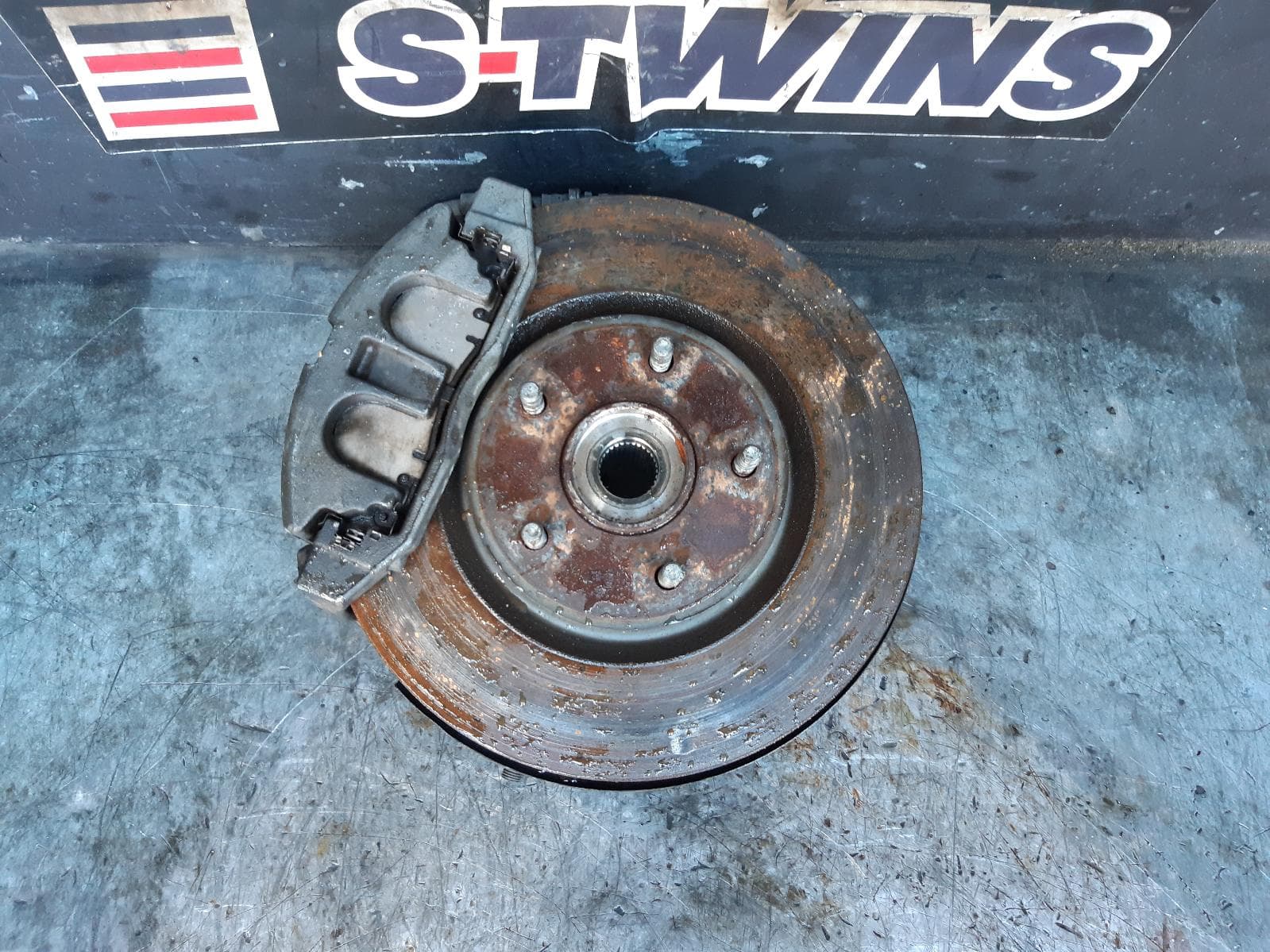 Used auto part listing image: 2015 DODGE JOURNEY LEFT FRONT HUB ASSEMBLY JC, 05/08-12/16 0000346178