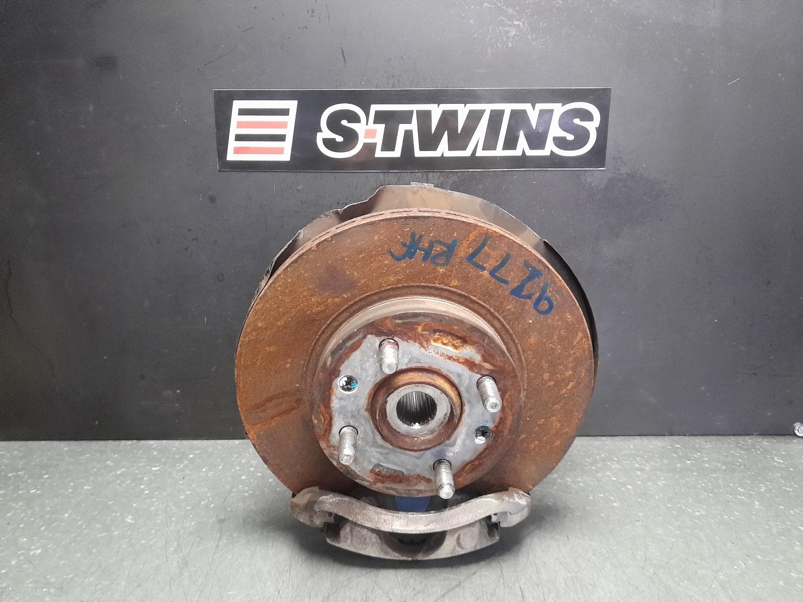 Used auto part listing image: 2011 HYUNDAI GETZ RIGHT FRONT HUB ASSEMBLY TB, ABS TYPE, 14IN DISC TYPE, 09/02-09/11 0000354031