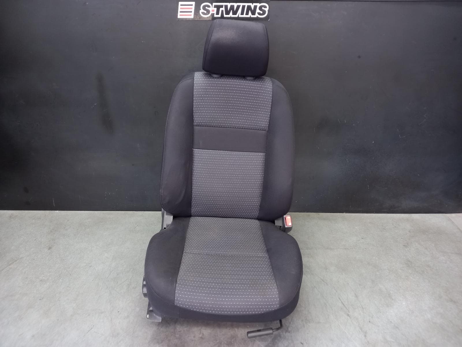 Used auto part listing image: 2011 HYUNDAI GETZ FRONT SEAT RH FRONT, TB, 3DR HATCH, 10/05-09/11 0000354582