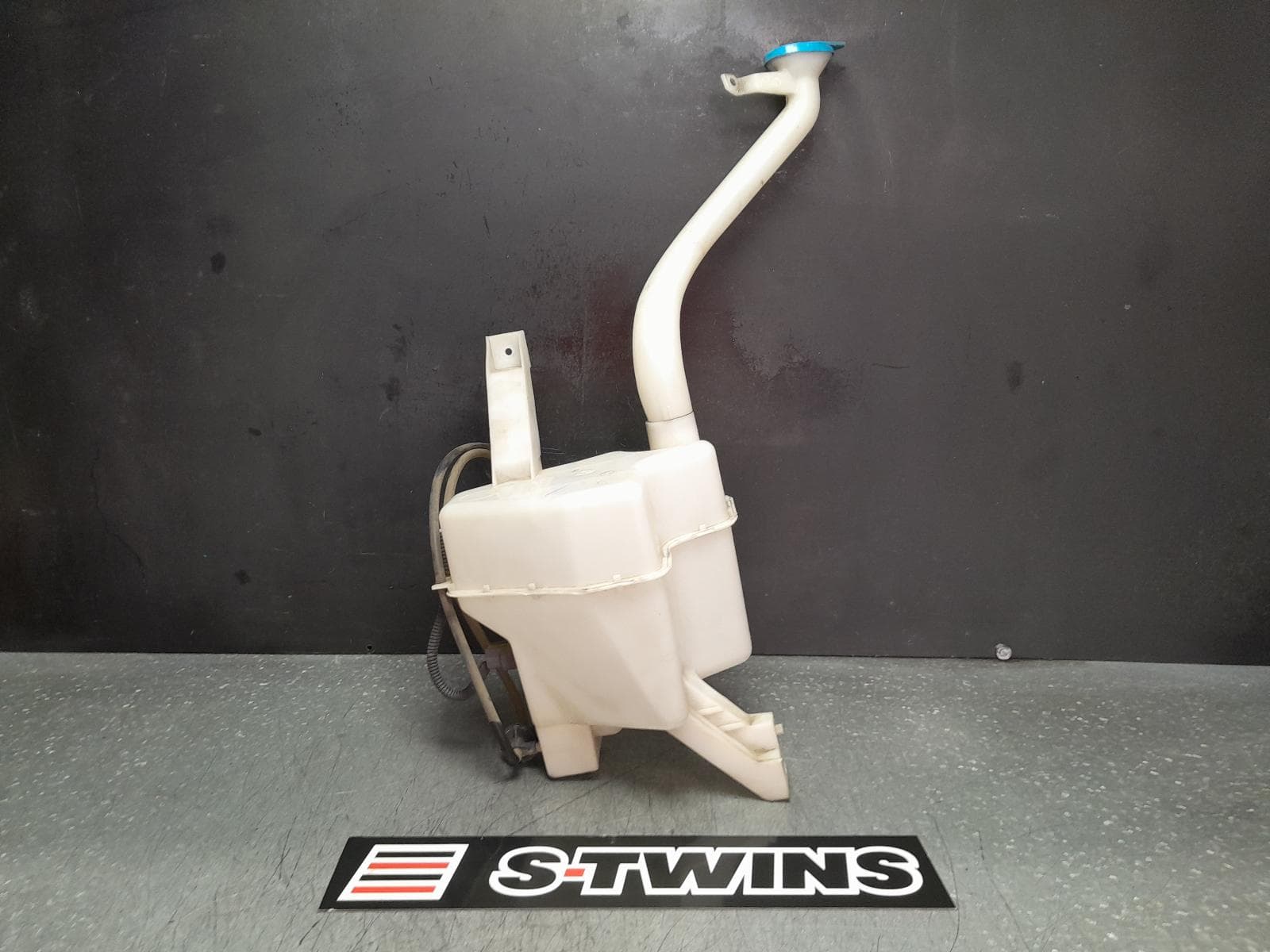 Used auto part listing image: 2008 NISSAN TIIDA WASHER BOTTLE C11, HATCH, 10/06-01/13 0000355096