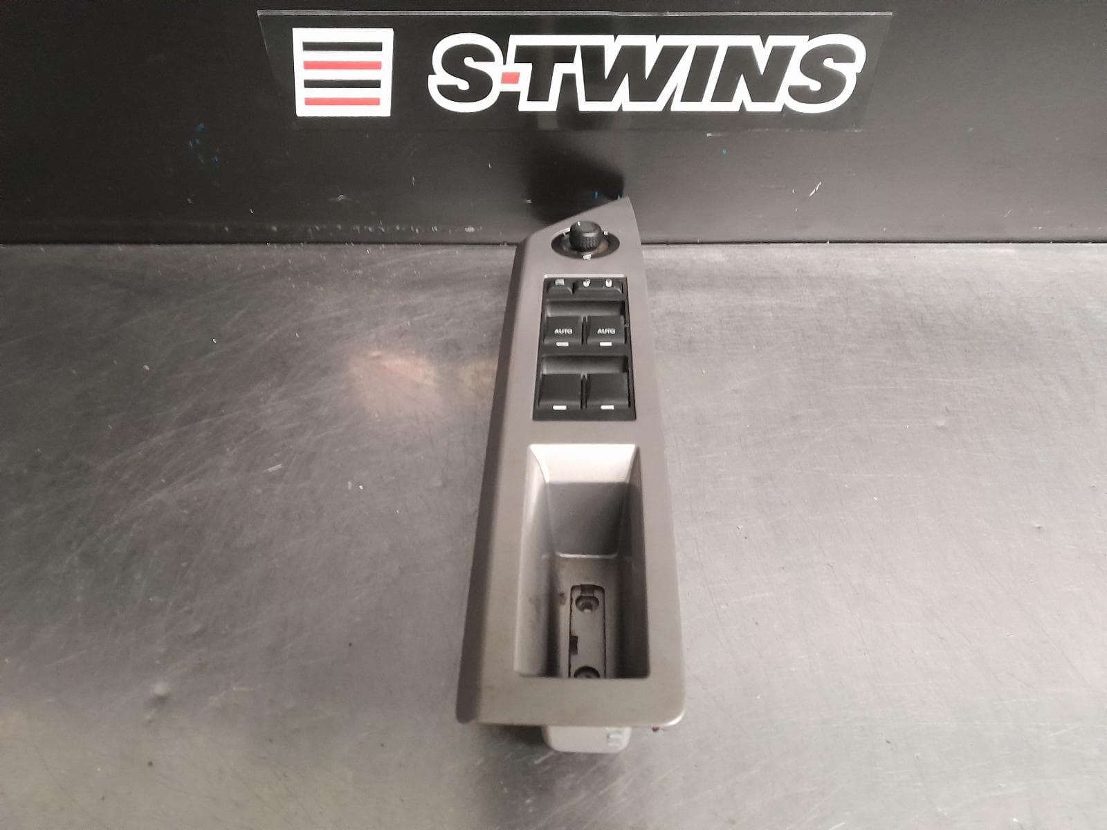 Used auto part listing image: 2009 DODGE AVENGER PWR DR WIND SWITCH RH FRONT (MASTER SWITCH), NON ILLUMINATION, RH & LH FRONT AUTO WINDOW, P/N 04602781AA, JS, 08/07-07/10 0000258658