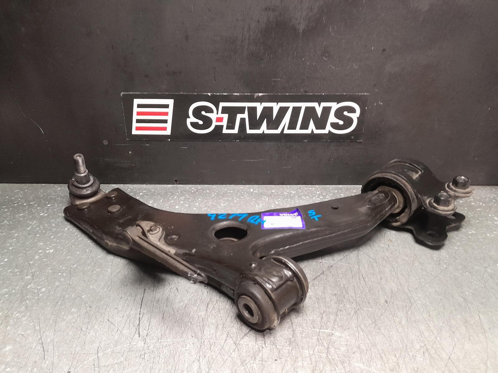 Used auto part listing image: 2008 VOLVO C30 RIGHT FRONT LOWER CONTROL ARM FROM VIN 445705-, 04/07-07/13 0000349498