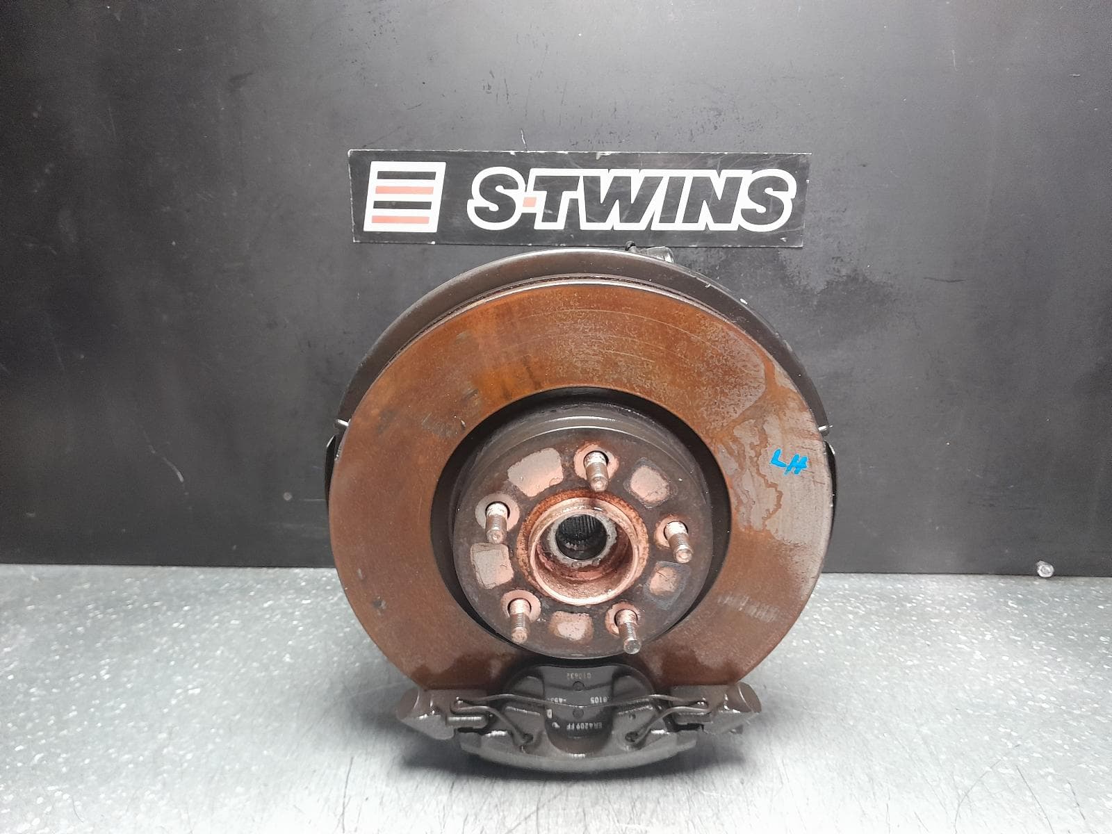Used auto part listing image: 2008 VOLVO C30 LEFT FRONT HUB ASSEMBLY M SERIES, 04/07-07/13 0000349505