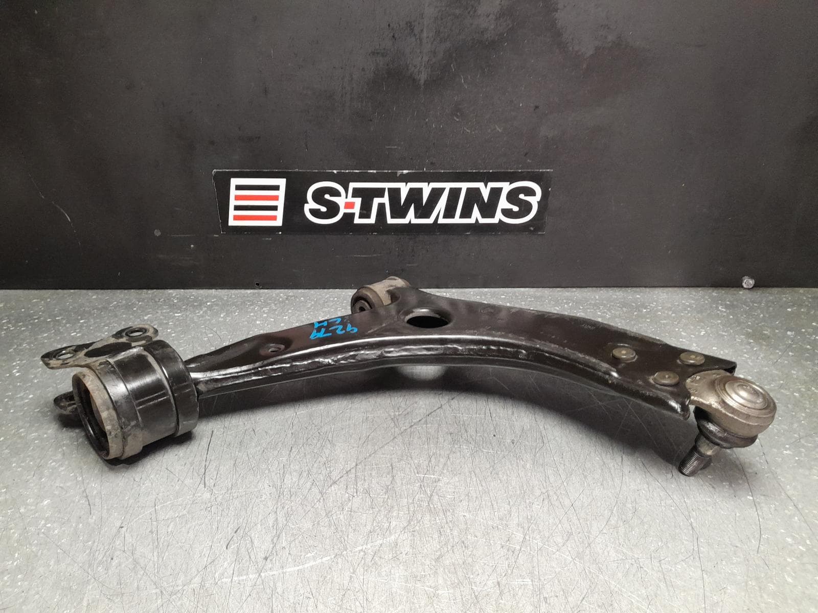 Used auto part listing image: 2008 VOLVO C30 LEFT FRONT LOWER CONTROL ARM FROM VIN 445705-, 04/07-07/13 0000349499