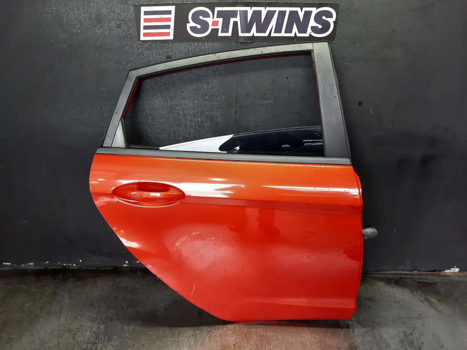 Used auto part listing image: 2011 FORD FIESTA RIGHT REAR DOOR SLIDING WT-WZ, HATCH, 10/10-12/19 0000353346