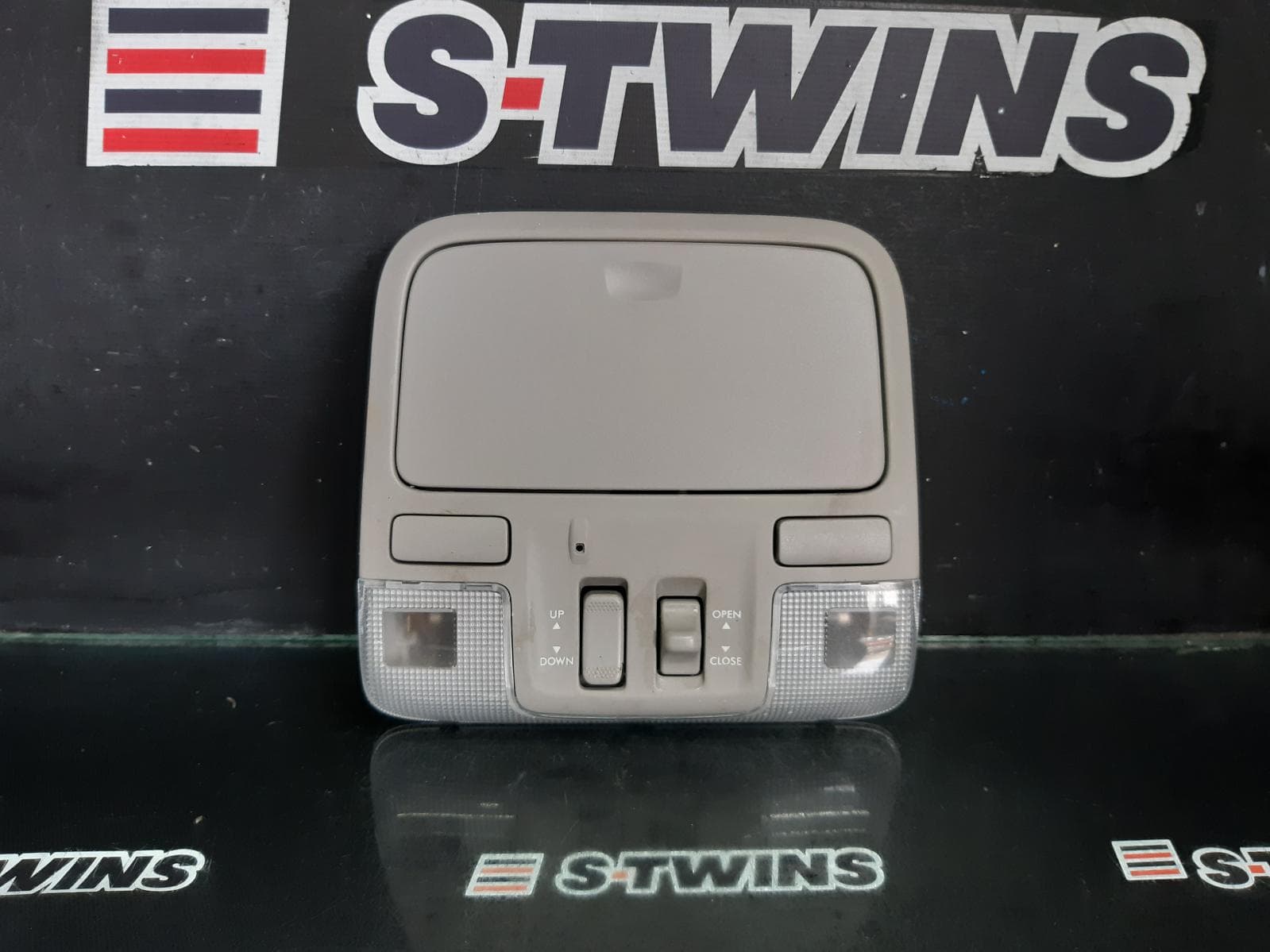 Used auto part listing image: 2010 SUBARU TRIBECA COURTESY LIGHT FRONT, W/ SUNGLASS HOLDER, W/ SUNROOF SWITCH TYPE, B9, 10/06-01/14 0000361409