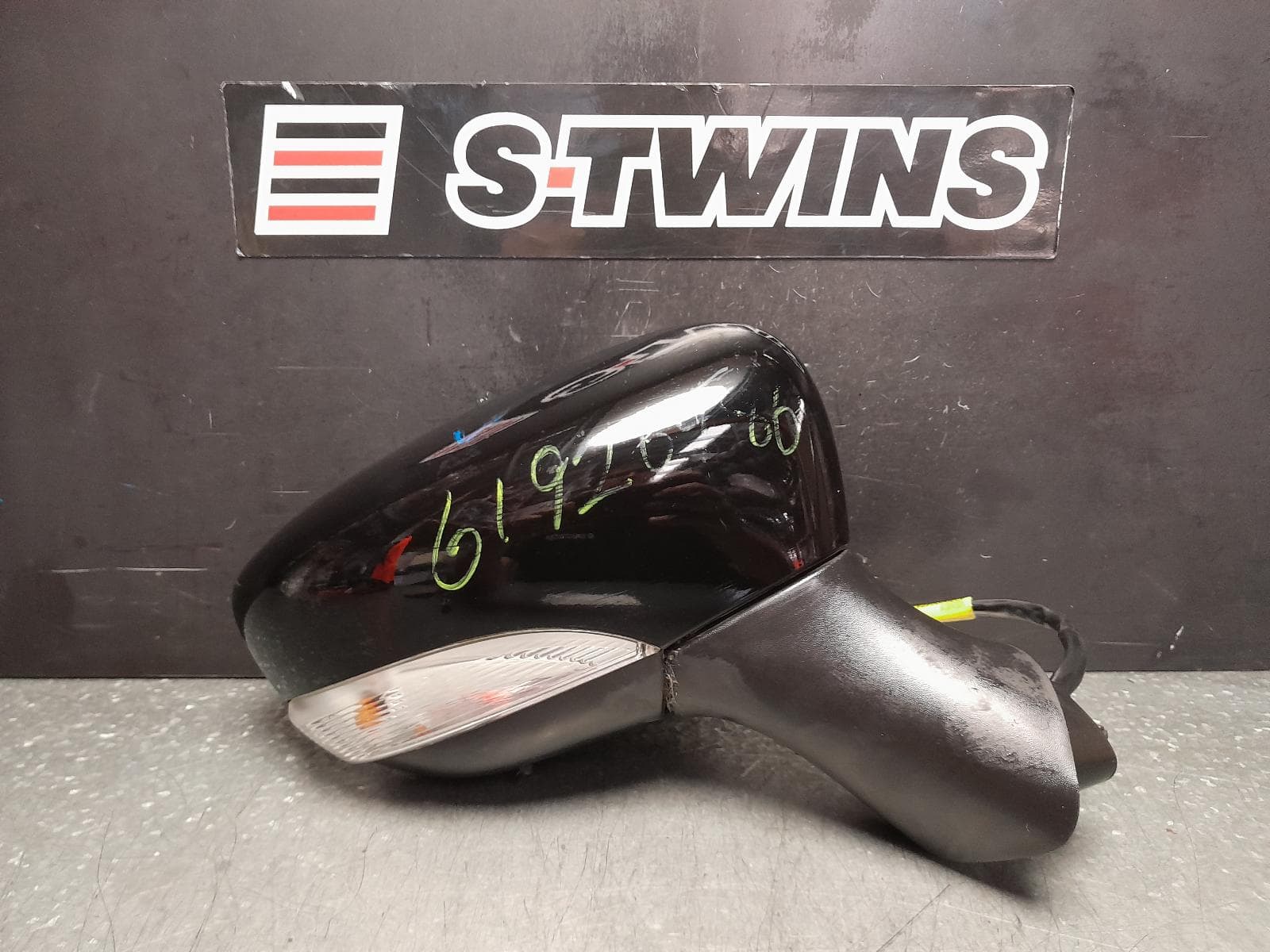 Used auto part listing image: 2013 RENAULT CLIO RIGHT DOOR MIRROR X98, BLACK, POWER FOLDING (9 WIRE), 09/13-07/16 0000361919