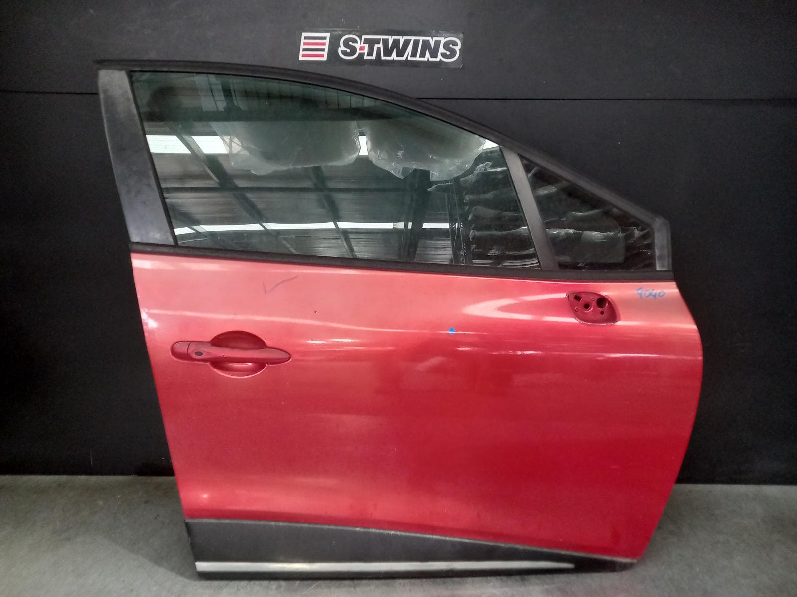 Used auto part listing image: 2013 RENAULT CLIO RIGHT FRONT DOOR X98, 09/13-10/19 0000361870