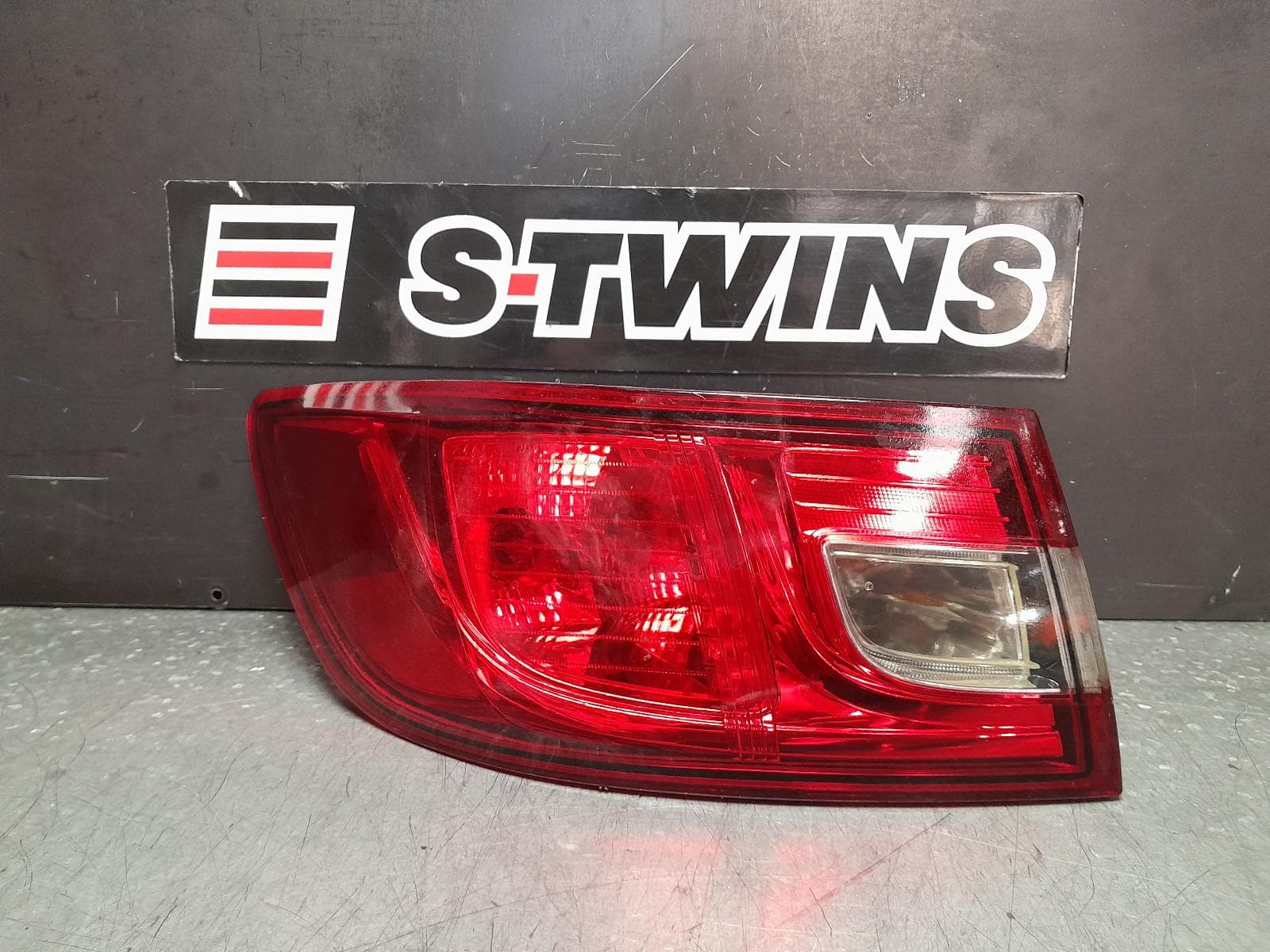 Used auto part listing image: 2013 RENAULT CLIO LEFT TAILLIGHT X98, IN BODY, HALOGEN TYPE, 09/13-10/19 0000361923