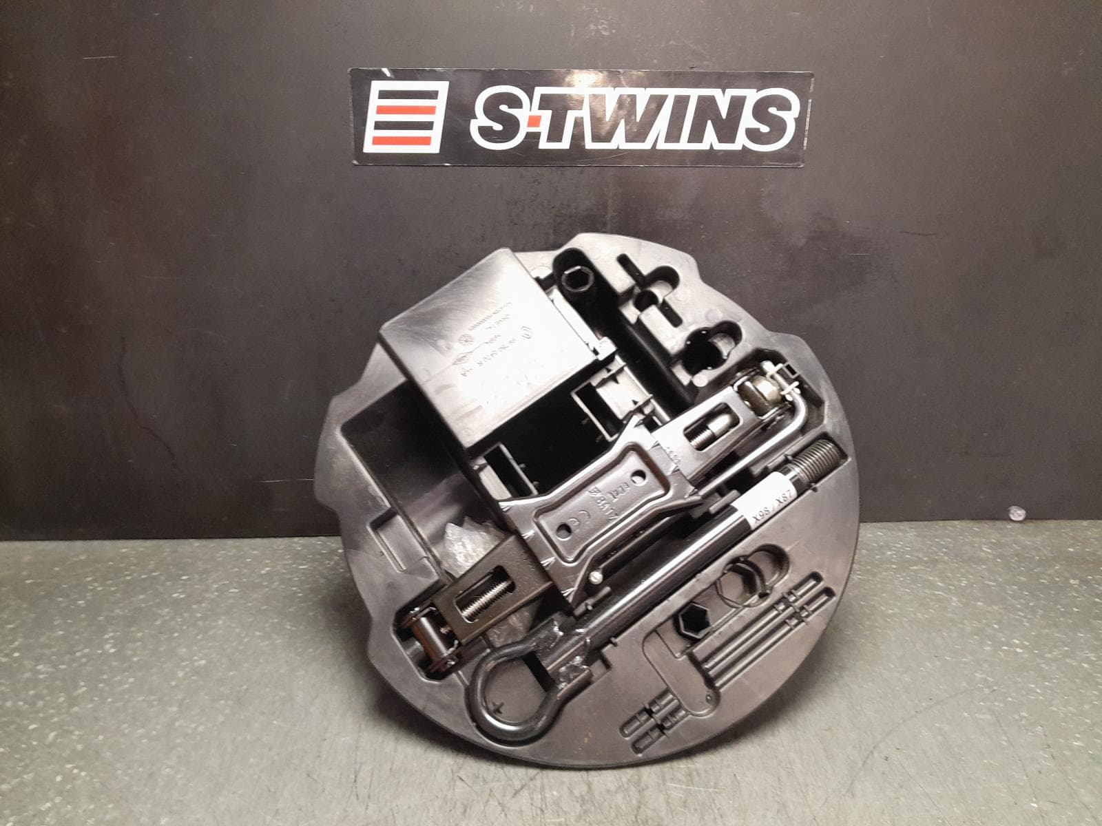 Used auto part listing image: 2013 RENAULT CLIO JACK TOOL KIT X98, 09/13-10/19 0000361926