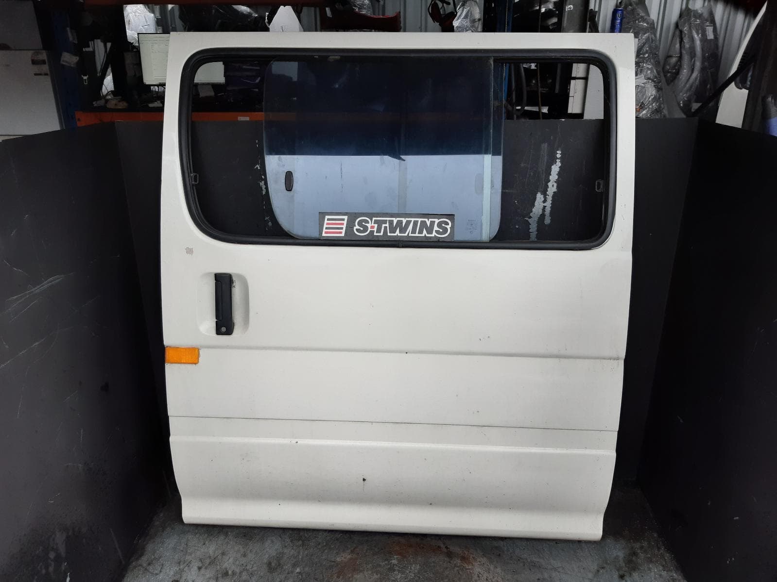 Used auto part listing image: 2001 TOYOTA HIACE LEFT REAR DOOR SLIDING LH/RZH10#, SLIDING GLASS TYPE, COMMUTER BUS, 11/89-12/04 0000355721