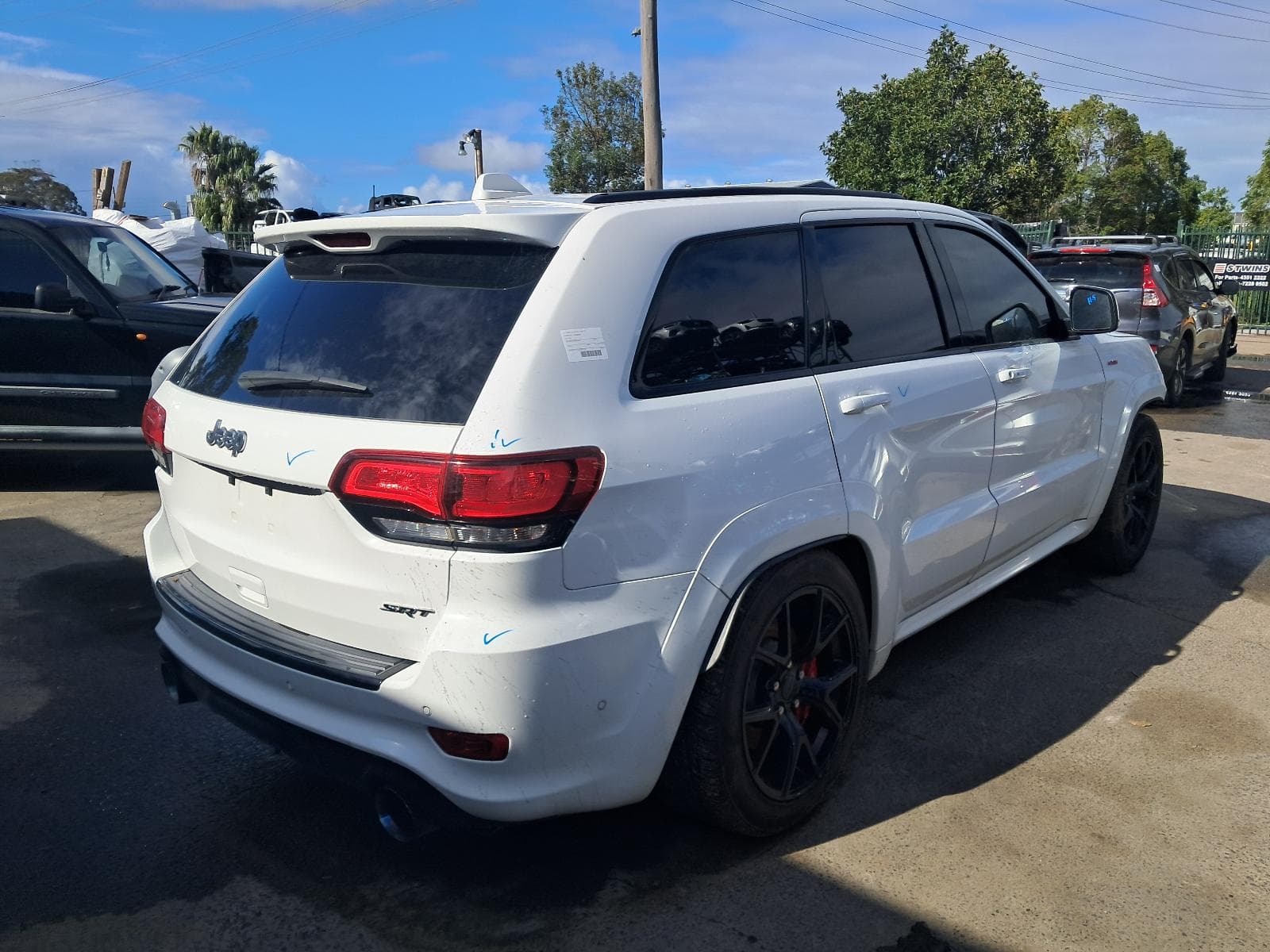 Featured wrecking vehicle: 2017 JEEP GRANDCHEROKEE (stock 8909)