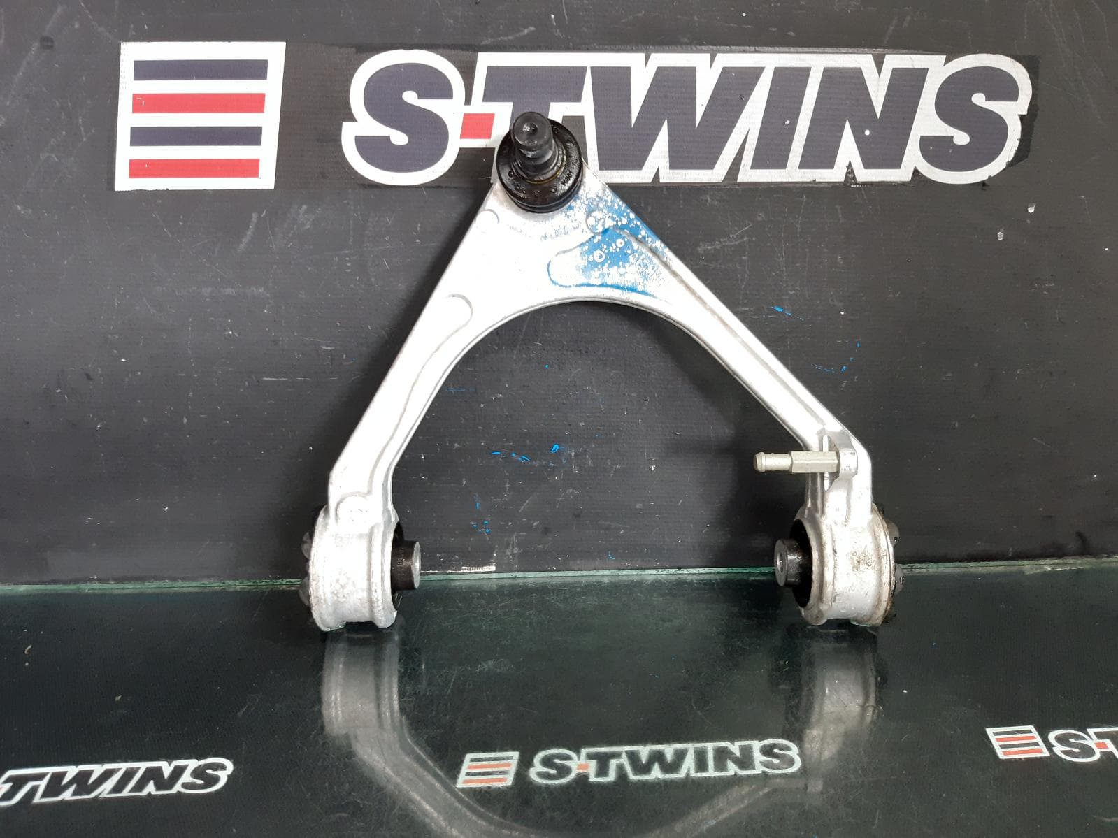 Used auto part listing image: 2019 JAGUAR XE RIGHT FRONT UPPER CONTROL ARM X760, 05/15-06/24 0000338857