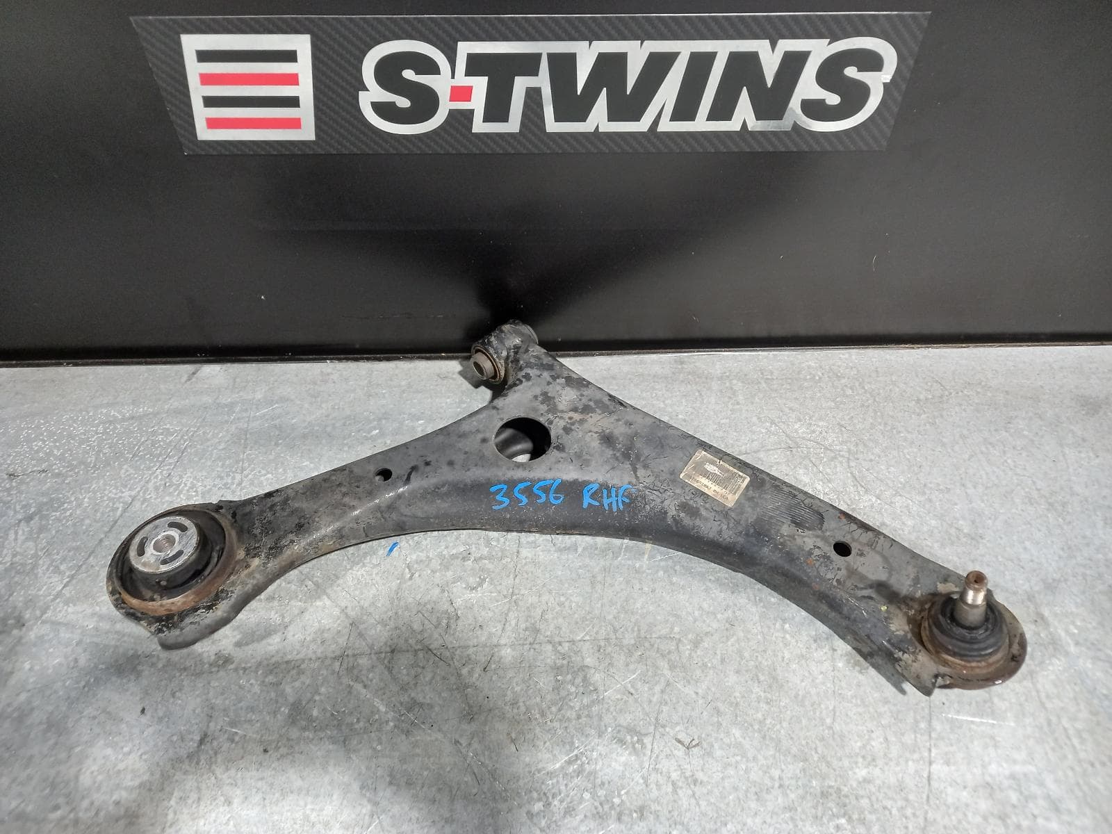 Used auto part listing image: 2012 CHRYSLER VOYAGER RIGHT FRONT LOWER CONTROL ARM RT, 07/11-12/14 0000167679
