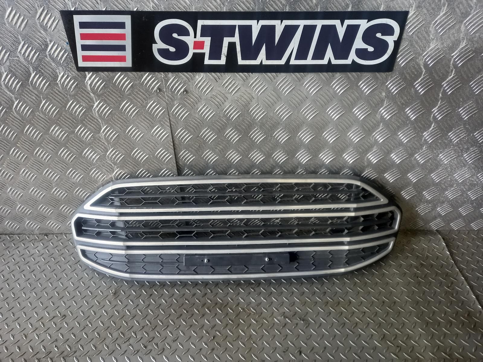 Used auto part listing image: 2014 FORD ECOSPORT GRILLE BUMPER GRILLE, BK, TITANIUM/TREND, W/ CHROME SURROUND TYPE, 12/13-09/17 0000133582