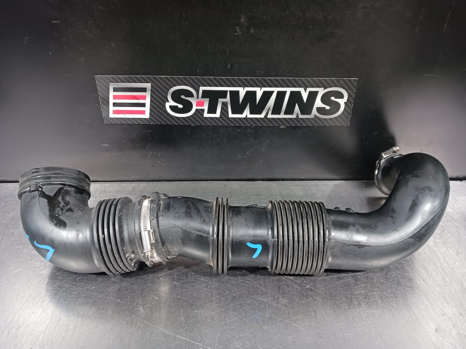 Used auto part listing image: 2015 LAND ROVER RANGEROVER AIR CLEANER DUCT HOS L405, 01/13-12/21 0000218672