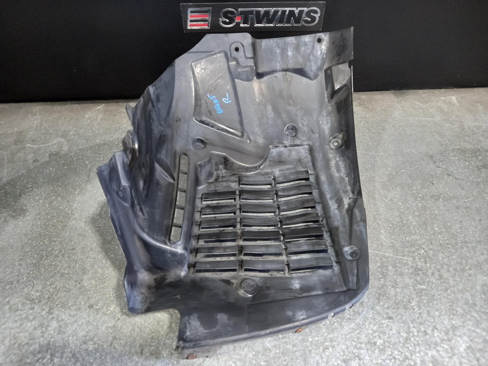Used auto part listing image: 2015 LAND ROVER RANGEROVER RIGHT GUARD LINER L405, 01/13-12/21 0000218654