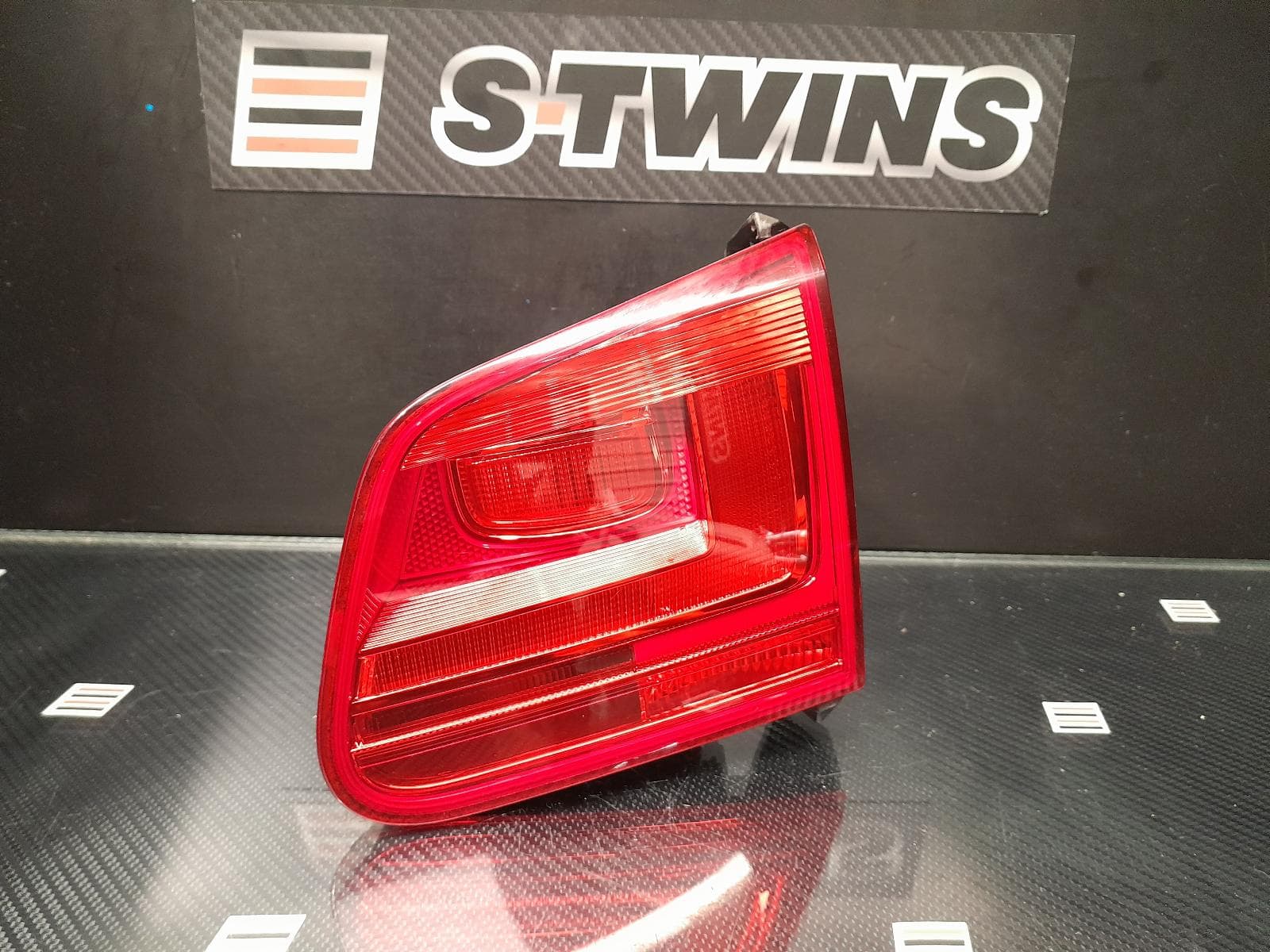 Used auto part listing image: 2015 VOLKSWAGEN TIGUAN REAR GARNISH TAILGATE LAMP (RH SIDE), 5N, 07/11-08/16 0000166770