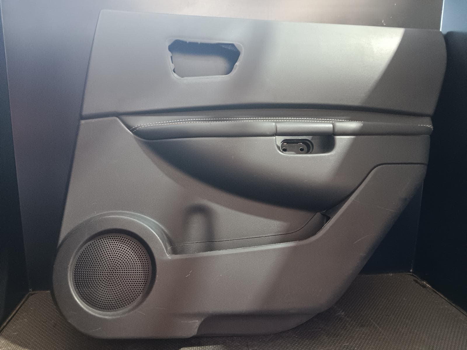 Used auto part listing image: 2013 NISSAN DUALIS DOOR TRIM RH REAR, J10, BLACK, LEATHER, 10/07-05/14 0000365189