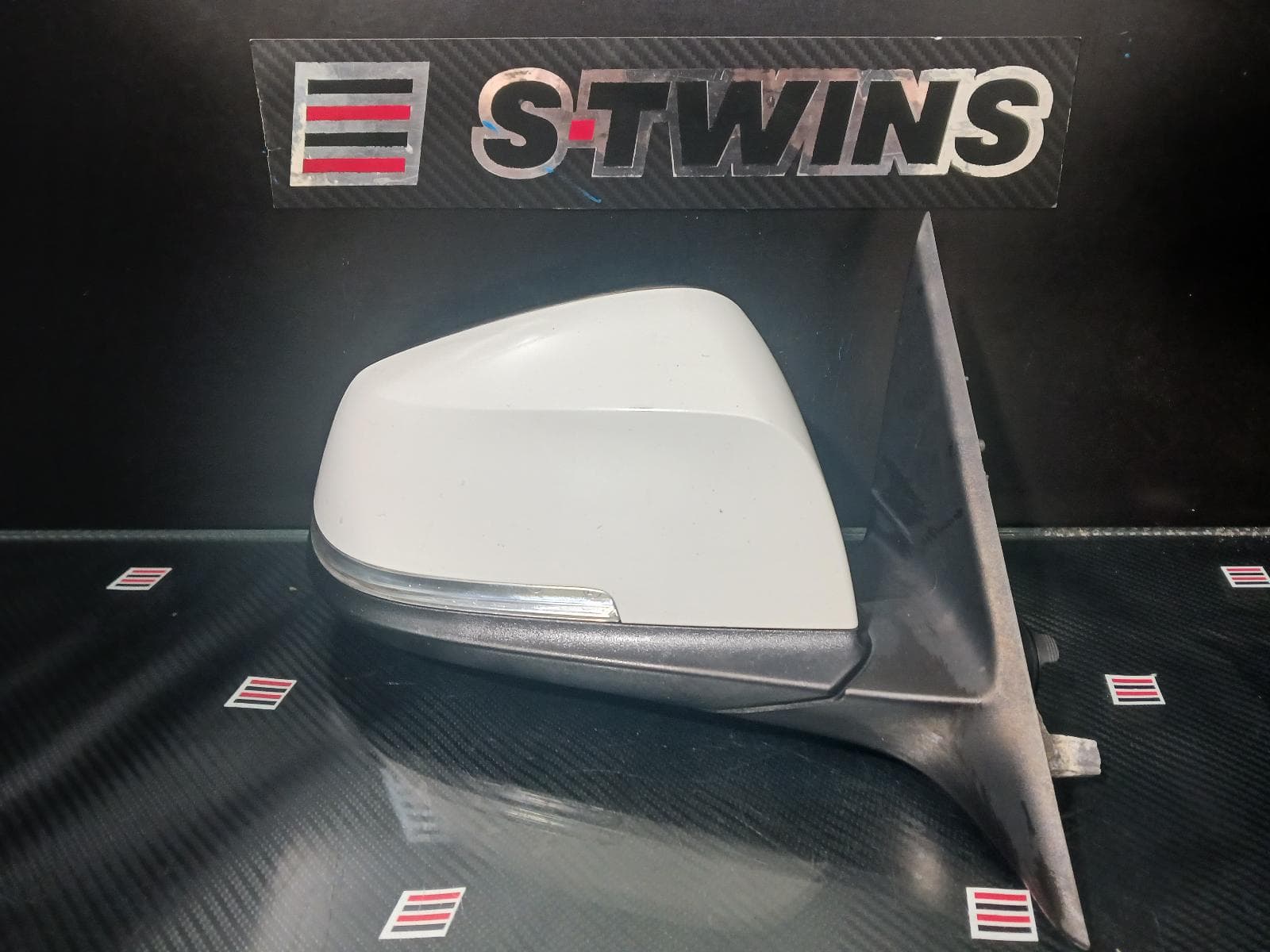 Used auto part listing image: 2013 BMW 3 SERIES RIGHT DOOR MIRROR F30/F31, SEDAN/WAGON, STANDARD, NON SEAT ADJ., NON MEMORY & NON AUTO DIP TYPE, 11/11-05/19 0000210245