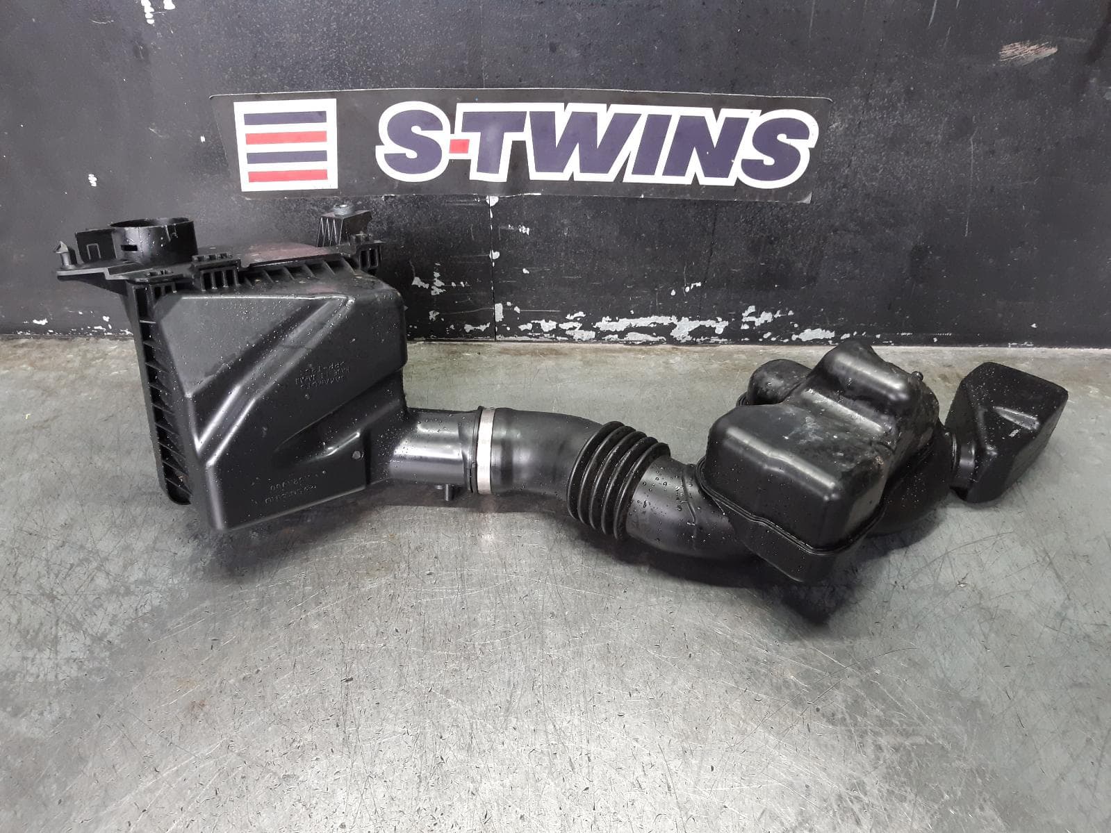 Used auto part listing image: 2015 SUBARU OUTBACK AIR CLEANER BOX AIR CLEANER, 6TH GEN, 3.6, PETROL, 08/14-12/20 0000155367