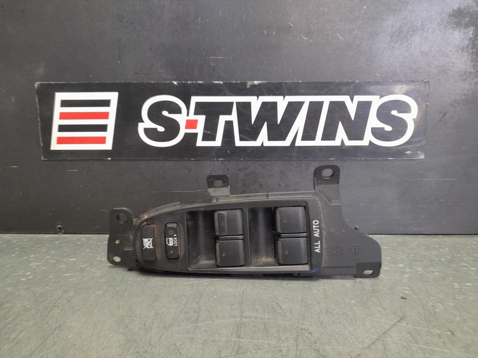 Used auto part listing image: 2005 LEXUS GS300 PWR DR WIND SWITCH RH FRONT (MASTER SWITCH), 190 SERIES, 03/05-12/11 0000348864