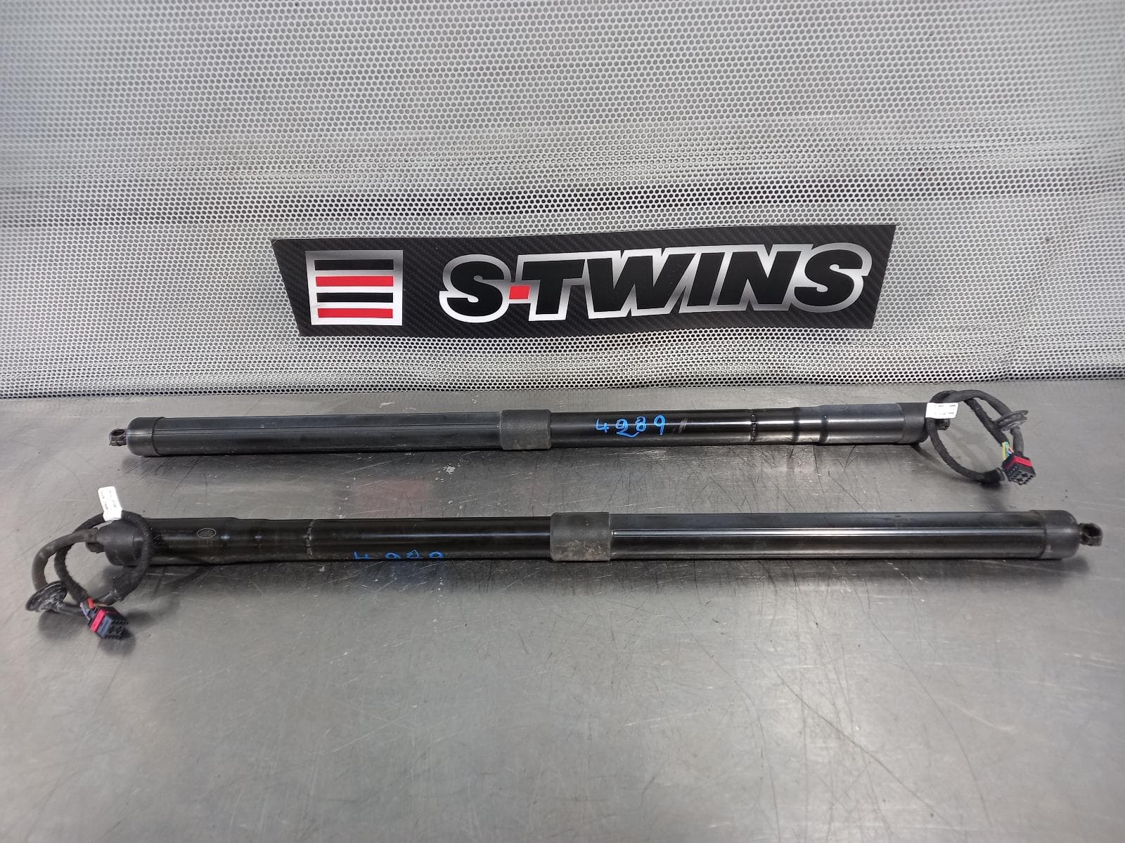 Used auto part listing image: 2013 LAND ROVER RANGEROVER SPORT BONNET HINGE STRUT L494, 12/13-04/22 0000162765