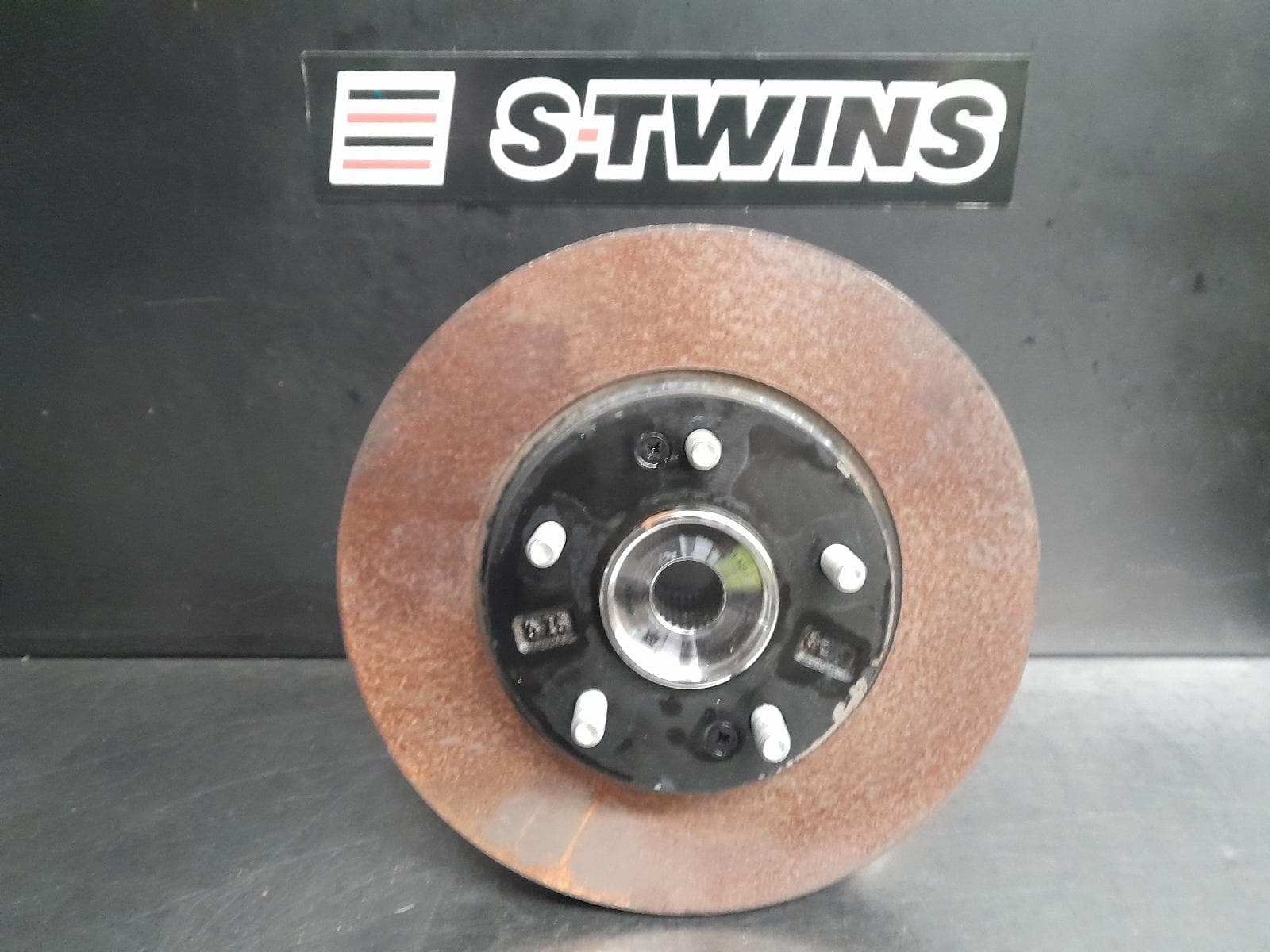 Used auto part listing image: 2022 HYUNDAI IONIQ RIGHT FRONT HUB ASSEMBLY HYBRID/ELECTRIC, AE, 10/18-07/22 (AUS ONLY) 0000272525